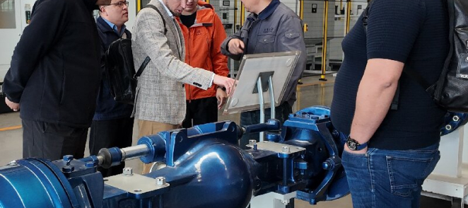 Российские заказчики посетили наш завод, чтобы лично осмотреть и оценить прочность мост экскаватор погрузчик