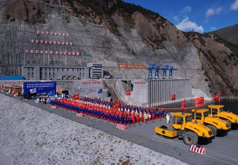 The leading bridge with honor withstood the harsh tests of the highlands: the loaders confidently work on the advanced wind -energy construction in the Yarlung Zangpo Valley The leading bridge with honor withstood the harsh tests of the highlands: the loaders confidently work on the advanced wind -energy construction in the Yarlung Zangpo Valley