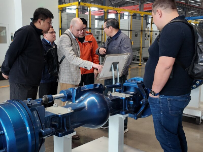 Russian customers visited our factory to personally inspect and evaluate the strength of the excavator loader bridge.