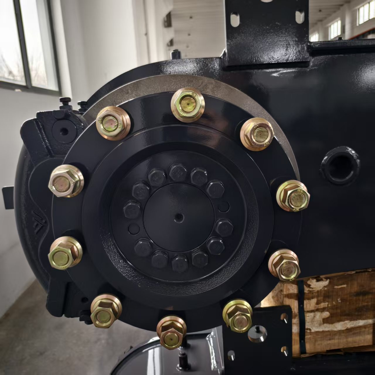 Rear swing axle of a grader