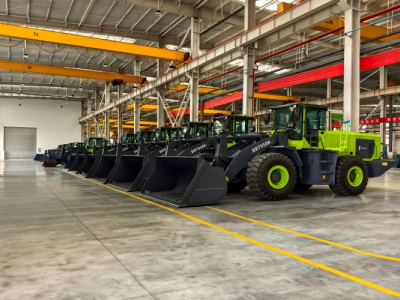 Why are the front and rear drive axles of a forklift connected differently to the frame?